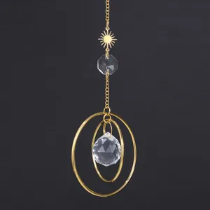 Dettaglio della sfera di cristallo sfaccettata nell'ornamento appeso suncatcher