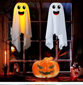 Τρομακτική σκηνή Halloween με φωτεινά φανάρια φαντάσματα και διακόσμηση κολοκύθας