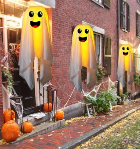 Λεπτομέρεια από λαμπερά φανάρια φάντασμα Halloween κρεμασμένα σε τοίχο από τούβλα