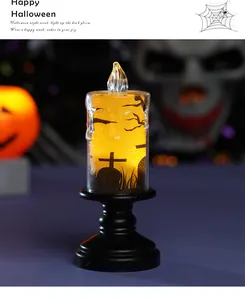 Primer plano de vela LED de Halloween con silueta de cementerio espeluznante y purpurina