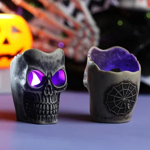 Halloween gloeiende schedel kandelaar van hars met paars LED-licht en spinnenweb