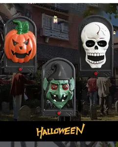 Set aus drei Halloween-Türklingeln mit Kürbis-, Totenkopf- und Hexen-Motiven.