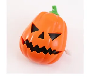 Primer plano de un juguete de calabaza de Halloween con mecanismo de cuerda