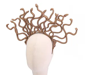 Vista dettagliata di un cerchietto dorato con serpenti Medusa per feste di Halloween