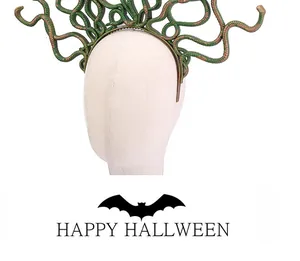 Vista dettagliata di un cerchietto a serpente Medusa verde per feste di Halloween