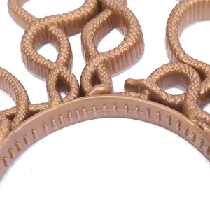 Dettaglio ravvicinato di una fascia a serpente Medusa in bronzo per le feste di Halloween