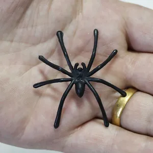 Araña realista de plástico negro para bromas de Halloween en la palma de la mano