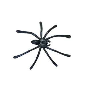 Araña realista de plástico negro para Halloween, accesorio de broma sobre fondo blanco