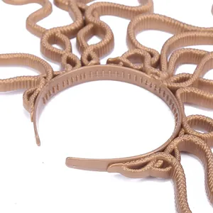 Vista dettagliata di una fascia per capelli a serpente Medusa per travestimento di Halloween