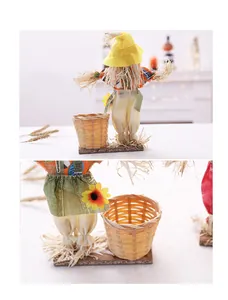 Detailansicht der Halloween-Vogelscheuche mit kleinem geflochtenem Korb aus Bambus.