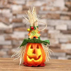 Adorno de calabaza de Halloween luminoso artesanal con un sombrero de espantapájaros