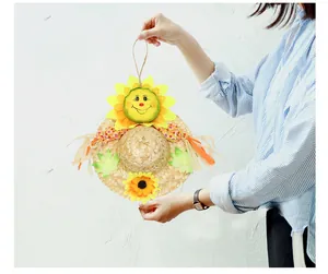 Detailansicht der Strohhut-Hängedekoration im Landhausstil mit großer Sonnenblume