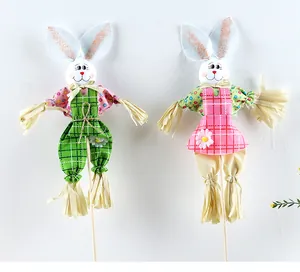 Par de decoraciones de espantapájaros de conejo de Pascua de colores en palos de madera