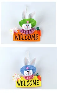 Detailansicht von zwei bunten Osterhasen-Filztürhängern mit Welcome-Schild