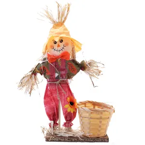Dekorative stehende Halloween Vogelscheuche mit Bambuskorb für Herbstparty-Deko