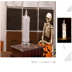 Candela a LED senza fiamma su un libro vintage per decorazioni a tema di Halloween
