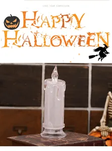 Dettaglio di una candela LED di simulazione trasparente con decorazione di Halloween