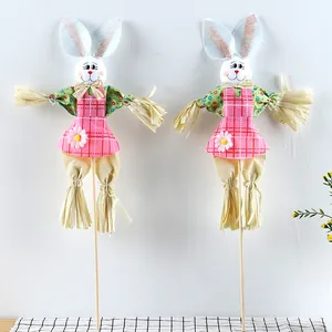 Espantapájaros de conejo de Pascua coloridos en palos para decoración creativa de casa