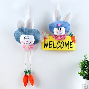 Osterhase Türhänger Dekoration mit buntem Willkommensschild und Plüschkarotten