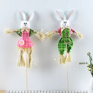 Adornos coloridos de espantapájaros de conejo de Pascua en palos para decoración