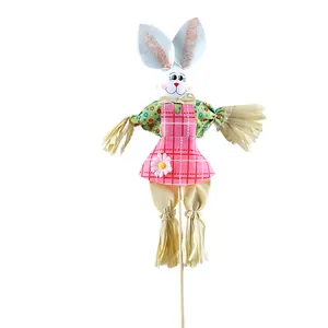 Decoración creativa de espantapájaros de conejo de Pascua con vestido de colores en palo