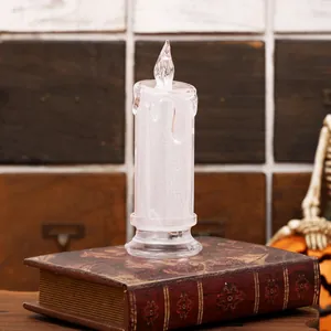 Candela LED tremolante realistica su libro vintage per decorazione di Halloween