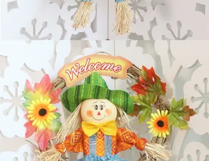 Gedetailleerde macro-opname van Halloween vogelverschrikker krans met zonnebloemen decor.