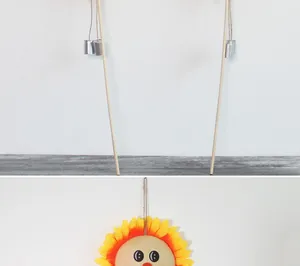 Dettaglio di una decorazione di Halloween a girasole con un simpatico viso sorridente.