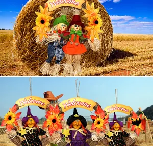 Vista dettagliata di ghirlande di paglia per Halloween con spaventapasseri e piccole streghe