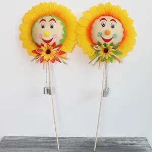Due vivaci decorazioni girasole con faccia sorridente per Halloween e decorazioni casa