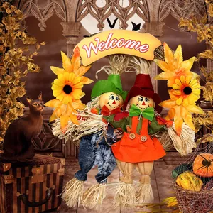 Ghirlanda di Halloween da appendere con coppia di spaventapasseri e cartello Welcome