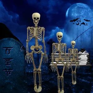 Realistische Halloween skeletten in verschillende maten in een spookachtige begraafplaats