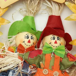 Ghirlanda di Halloween da appendere con simpatiche statuine di coppia di spaventapasseri