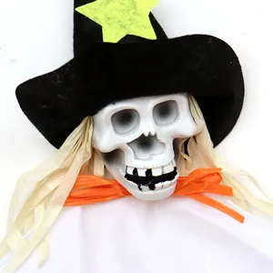 Décoration de sorcière fantôme d'Halloween avec crâne et chapeau à étoile jaune