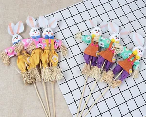 Détail d'épouvantails lapins de Pâques avec vêtements en tissu coloré et membres en paille