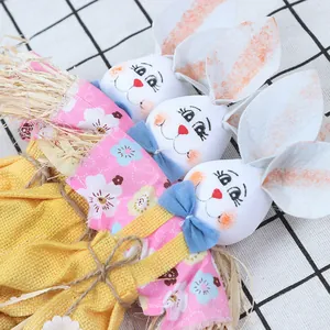 Mignonnes poupées épouvantails lapin de Pâques avec motifs floraux et paille naturelle