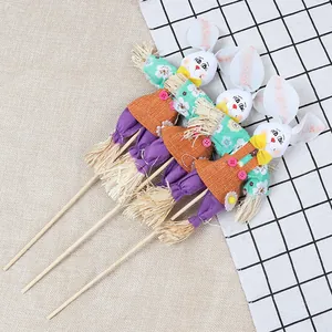 Lot de trois décorations d'épouvantail de lapin de Pâques colorées avec bâtons en bois