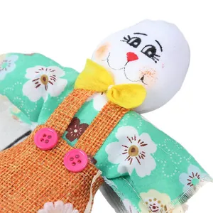 Mignonne décoration d'épouvantail lapin de Pâques avec salopette en toile et fleurs