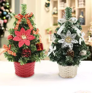 Gros plan sur des mini sapins de Noël artificiels thématiques rouge et argenté