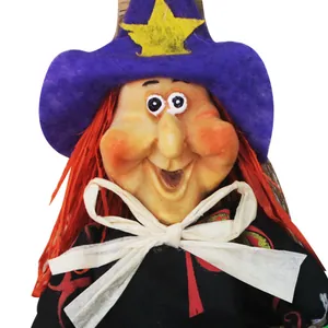 Detaillierte Nahaufnahme einer skurrilen Halloween-Hexenbesen-Dekoration für Partys.