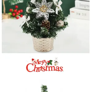 Gros plan détaillé d'un mini sapin de Noël artificiel avec décorations et pot doré