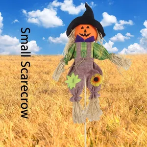 Kleine Halloween Kürbis Vogelscheuche mit Hexenhut und Strohdetails für die Partydeko