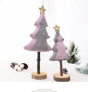 Set aus zwei rosa und grauen Stoff-Weihnachtsbaum-Tischornamenten mit Holzsockel