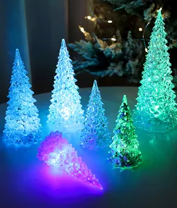 Levendige LED-verlichte mini-kerstbomen voor feestelijke tafeldecoratie op vakantie