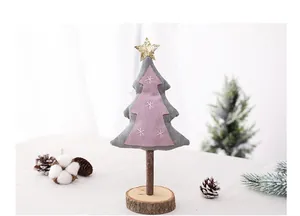 Detail eines handgefertigten Stoff-Weihnachtsbaums mit Holzfuß und goldenem Stern