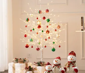 Gedetailleerd overzicht van een witte LED-berkenboom met kleurrijke kerstballen