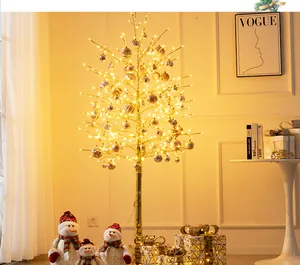 Scène festive chaleureuse avec un sapin de Noël doré brillant et des bonhommes de neige.