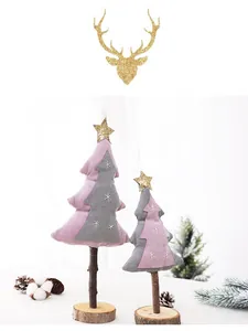 Dekorative Weihnachtsbaum-Ornamente aus Stoff mit Sternen auf Holzsockel.