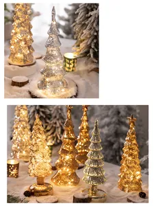 Alberi di Natale in vetro luminosi con LED in una scena di neve festiva dettaglio.