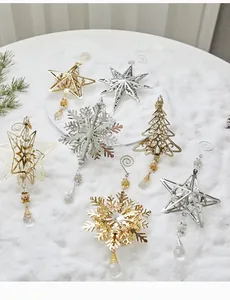 Nahaufnahme von 3D-Weihnachtsschmuck aus Gold- und Silbermetall mit Kristallperlen